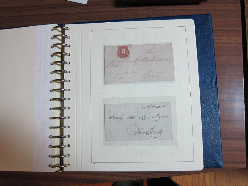 0019 (34).JPG -     Lote:    19      Marcofilia      Lotes Especiais       Descrição:         Portugal. Colecção especializada de carimbos de duplo círculo, tipo 1852, montada em 4 álbuns Lindner, com selos de diversas emissões e cartas, com estudo minucioso de cada marca. Lote a ver.         Lote       Valor Base:     &euro; 2.500,00     Valor Venda:     Retirado     